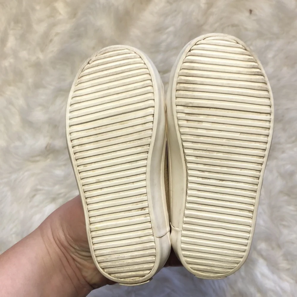 Old Navy toddler tennis shoe with flower appliqué tan white daisy toddler girl 5